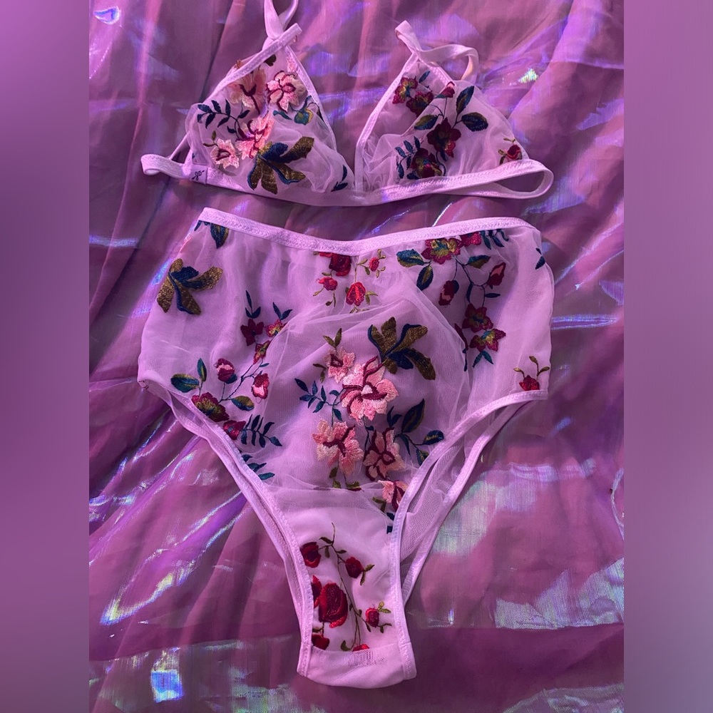 ✨White Botanical Embroidered Flower Sheer Bra & High Waist Panties ✨ Med/Large